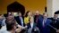 La vicegobernadora de Minnesota, Tina Smith habla con periodistas luego de una reunión con la Presidenta del Poder Popular de Mayabeque, Tamara Valido Benítez, en San José de Las Lajas, Cuba. Smith encabezó la primera delegación de EE.UU. que visita Cuba después que el presidente Donald Trump anunció su política revisada hacia la Isla. Junio 20, 2017.