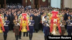 Pemimpin Korea Utara Kim Jong Un mengunjungi Istana Kumsusan di Pyongyang. 