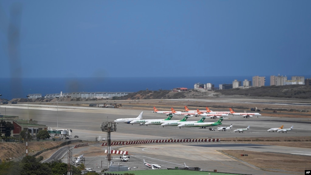 Vista de la pista de aterrizaje del Aeropuerto Internacional Simón Bolívar, en La Guaira. Archivo. (AP Photo/Matias Delacroix)