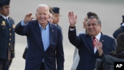 El presidente de Estados Unidos, Joe Biden, y el primer ministro de Perú, Gustavo Adrianzen, saludan en la pista del aeropuerto tras la llegada de Biden a la cumbre de Cooperación Económica Asia-Pacífico (APEC), en Lima, Perú, el jueves 14 de noviembre de 2024.