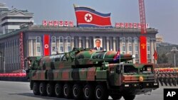 Un vehículo norcoreano lleva misiles balísticos durante un desfile militar en Pyongyang. Corea del Norte amenaza con una nueva prueba nuclear.