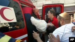 Une femme portée par des secouristes à Hay Farah près de Casablanca, Maroc, 10 avril 2007.