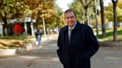 El opositor venezolano Edmundo González posa para una fotografía en una calle de Madrid, España, el 20 de noviembre de 2024. 