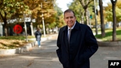 El opositor venezolano Edmundo González posa para una fotografía en una calle de Madrid, España, el 20 de noviembre de 2024. 