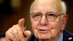 El ex presidente de la Reserva Federal Paul Volcker, durante audiencias congresionales en 2010, cuando promovía una estricta normativa bancaria sobre el manejo de inversiones riesgosas.AP