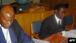 L'avocat Cecil John Maruma et son client Augustin Ngirabatware, ancien ministre rwandais de l’urbanisme, lors de sa première comparution devant le Tribunal pénal international pour le Rwanda (TPIR) à Arusha, le 10 octobre 2008