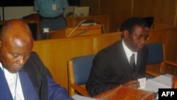 Augustin Ngirabatware (D), ancien ministre rwandais de l’urbanisme, est assis à côté de son avocat Cecil John Maruma (G) lors de sa première comparution devant le Tribunal pénal international pour le Rwanda (TPIR) à Arusha le 10 octobre 2008