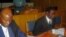 Augustin Ngirabatware (D), ancien ministre rwandais de l’urbanisme, est assis à côté de son avocat Cecil John Maruma (G) lors de sa première comparution devant le Tribunal pénal international pour le Rwanda (TPIR) à Arusha, le 10 octobre 2008