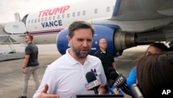 El candidato republicano a la vicepresidencia, el senador JD Vance, republicano por Ohio, habla con los periodistas antes de partir del aeropuerto de Pitt-Greenville tras un acto de campaña en Greenville, Carolina del Norte, el sábado 14 de septiembre de 2024. 