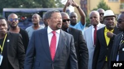 L’opposant Jean Ping, au centre, au milieu de ses partisans et gardes du corps à Libreville, Gabon, 5 juillet 2017.