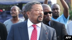 L’opposant Jean Ping, au centre, au milieu de ses partisans et gardes du corps à Libreville, Gabon, 5 juillet 2017.