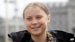 នាង Greta Thunberg ថ្លែង​ទៅ​កាន់​អ្នក​សារព័ត៌មាន​នៅ​ទីក្រុង Plymouth ប្រទេស​អង់គ្លេស។ នាង​បាន​ឆ្លង​កាត់​សមុទ្រ​អាត្លង់ទិច ដោយ​ជិះ​ទូក​ក្ដោង​ដើម្បី​ចូលរួម​​សន្និសីទ​ស្ដីពី​អាកាស​ធាតុ កាល​ពី​ថ្ងៃ​ទី​១៤ សីហា ២០១៩។