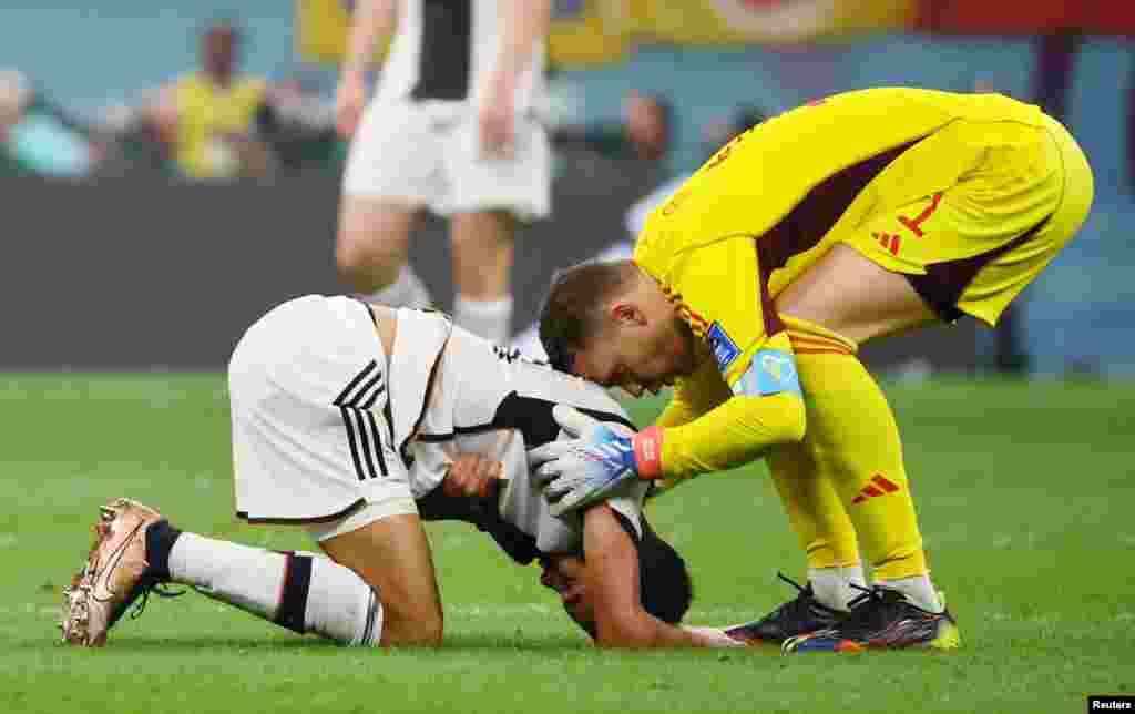 El portero Manuel Neuer y el delantero Jamal Musiala lamentan la eliminación de Alemania del Mundial pese a impoenerse a Costa Rica en el estadio Al Bay de&nbsp;Al Khor, Qatar.