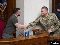资料照片：乌克兰总统泽连斯基在基辅举行的一次议会会议上欢迎乌克兰武装部队总司令扎卢日内将军。(2022年7月28日)