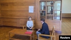 2026년 8월 3일 미얀마 네피도에서 구금 중인 아웅산 수치 전 미얀마 국가고문이 국제적십자위원회(ICRC) 미얀마 상주대표 겸 대표단장인 아르노 드 베크를 만나고 있다.