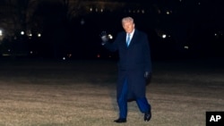 El presidente Donald Trump saluda mientras camina desde el Marine One después de llegar al jardín sur de la Casa Blanca, el 19 de febrero de 2025, en Washington.