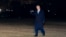 El presidente Donald Trump saluda mientras camina desde el Marine One después de llegar al jardín sur de la Casa Blanca, el 19 de febrero de 2025, en Washington.