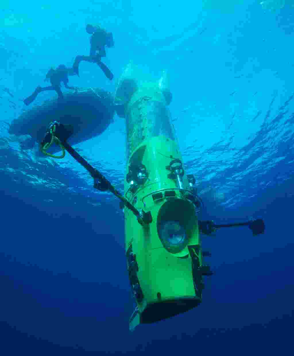 El Deepsea Challenger al inicio de su misión.