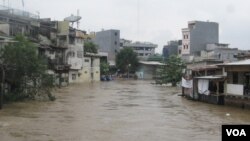 Permukiman padat penduduk di bantaran kali Ciliwung yang meluap di daerah Kampung Pulo, Jakarta (foto: VOA/Andylala).