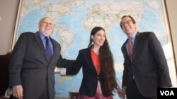 La bloguera cubana Yoani Sánchez continuará con su gira por países de Europa y Latinoamérica.Durante su visita a la VOA se reunió con Dick Lobo, director de IBB y David Ensor, director de la Voz de América.