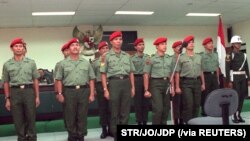 Sebelas anggota Kopassus dalam persidangan Mahkamah Militer terkait tuduhan penculikan sejumlah aktivis dalam "Operasi Mawar", 23 Desember 1999. (Foto:STR/JO/JDP via Reuters)