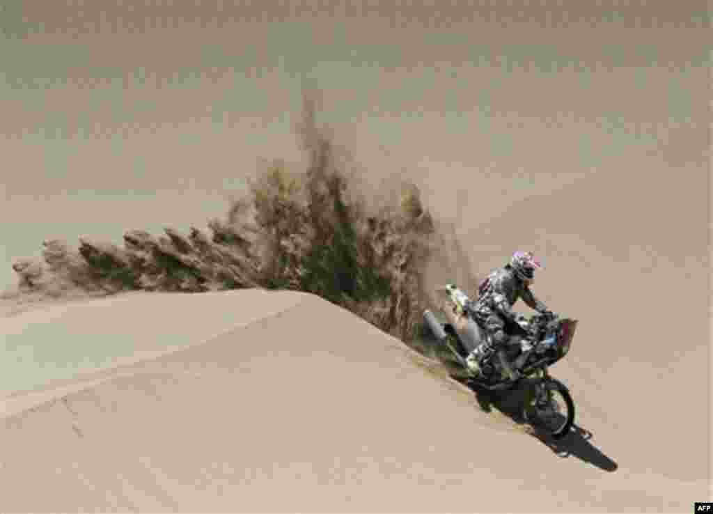 France's biker Hugo Payen rides his Yamaha as he competes in the 12th stage of the 2012 Argentina-Chile-Peru Dakar Rally between Arequipa and Nazca in Peru, Friday, Jan. 13, 2012. (AP Photo/Martin Mejia)