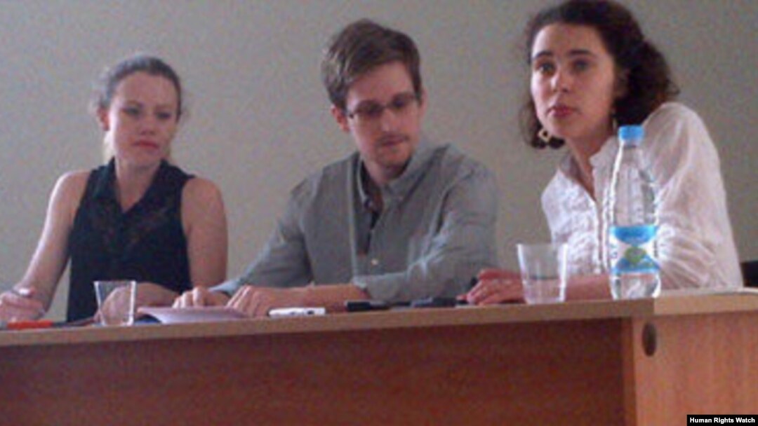 Edward Snowden (tengah) didampingi Sarrah Harrison dari WikiLeaks (kiri) di bandara Moskow (12/7).