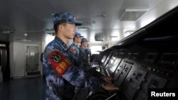 Tentara China di atas kapal induk Liaoning yang menuju basis militer di Sanya, provinsi Hainan. (Foto: Dok)