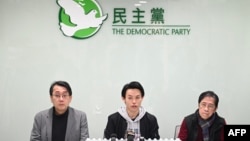 2025年2月26日，香港民主党主席罗健熙（中）在香港党总部出席新闻发布会。 （照片来源：法新社）