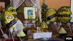 The funeral of Chan Soveth, human rights investigator for local NGO, Adhoc, at the Koul Ta Tung pagoda, on the outskirts of Phnom Penh, Cambodia,December 11, 2014. (Nov Povleakhena/VOA Khmer)