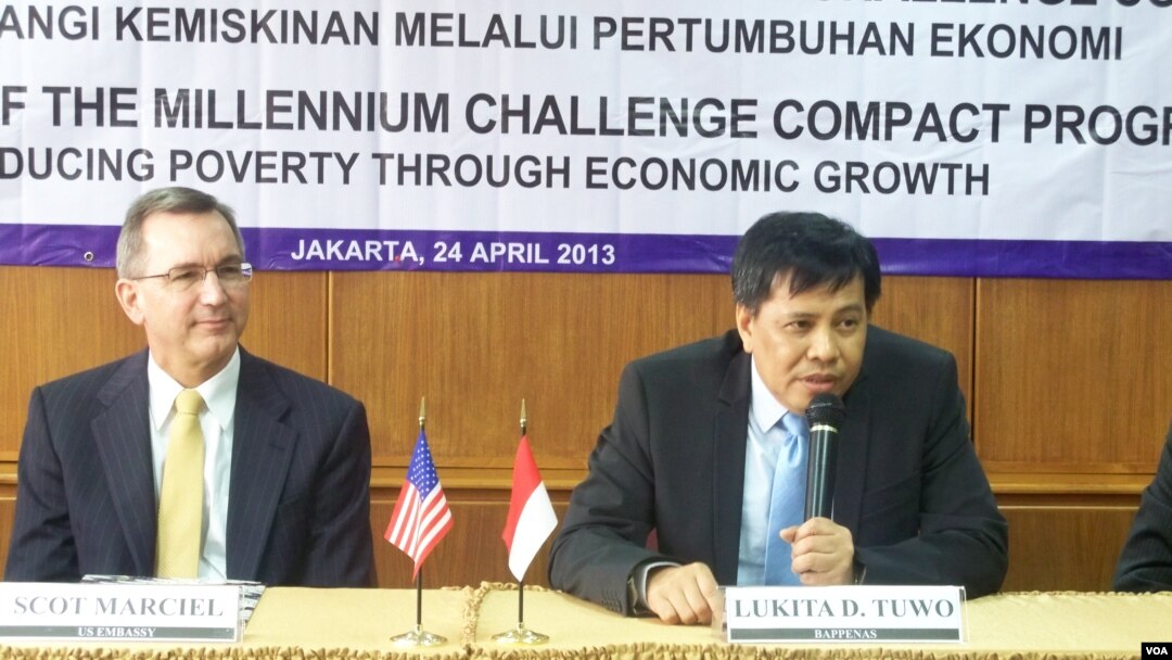 Duta Besar Scot Marciel dan Wakil Menteri Perencanaan Pembangunan Nasional/Kepala Bappenas Lukita Dinarsyah Tuwo. (VOA/Iris Gera)