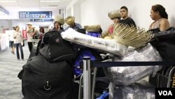 En el aeropuerto de Fort Lauderdale, varias generaciones de cubanos esperaban ansiosos la partida para visitar a sus familiares.