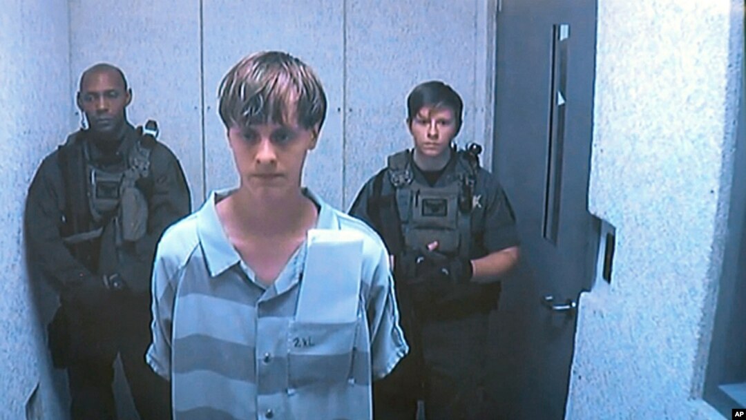Nghi can Dylann Roof xuất hiện trong video trước một thẩm phán ở Charleston, South Carolina, 19/6/15