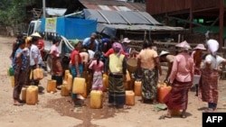 ARCHIVO - Esta foto tomada el 29 de abril de 2024 muestra a la gente de Kayah reunida en una entrega de agua potable de la organización benéfica Clean Yangon en un campamento para desplazados internos en el municipio de Demoso, en el estado de Kayah, en el este de Myanmar.