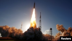 2026년 4월 1일, 미국 플로리다주 케이프 커내버럴 케네디 우주센터에서 오리온 우주선을 탑재한 SLS(Space Launch System) 로켓이 NASA의 아르테미스 2호 달 궤도 비행 미션을 위해 발사되고 있다.