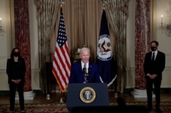 조 바이든 미국 대통령이 지난해 3월 워싱턴 국무부 청사에서 미국 정부의 외교정책에 관해 연설했다. 카멀라 해리스 부통령(왼쪽)과 토니 블링컨 국무장관(오른쪽)이 배석했다.