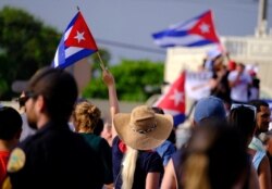 Los emigrados cubanos en la Pequeña Habana, Miami, Florida, reaccionan a los reportes de las protestas en Cuba contra el deterioro de la economía, el domingo 11 de julio de 2021.