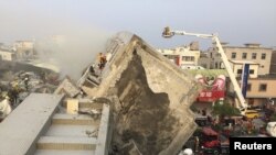 Personal de rescate continúa trabajado en la búsqueda de sobrevivientes al derrumbe de un edificio en la ciudad de Tainan, en el sur de Taiwán, sacudida por un fuerte terremoto.