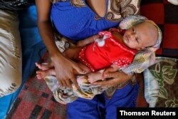 ግጭቱን ሸሽታ ከትግራይ ክልል ወደ ሱዳን የገባችው ኢትዮጵያዊቱ ስደተኛ ሰላም ገብረመድኅን ስምንተኛው መንደር ተብሎ በሚጠራው የመሸጋገሪያ ጣቢያ የሃያ ሁለት ቀን አራስ ልጇን አብያምን በእቅፏ ይዛ