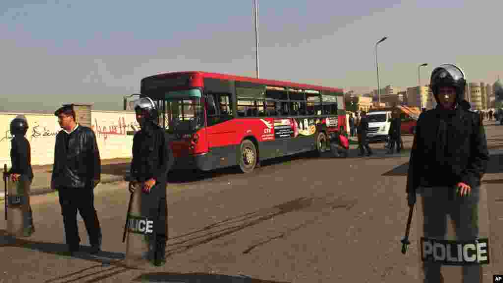 Egyptian police stand guard after an explosion hit a public bus in Cairo&#39;s eastern Nasr City district, Dec. 26, 2013. 