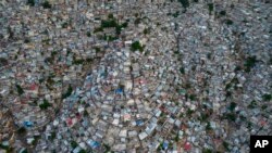 Foto yang diambil pada 28 September 2021. menunjukkan area Jalousie yang padat penduduk di Port-au-Prince, Haiti. Sekelompok geng kriminal di Haiti diduga telah melakukan penculikan terhadap kelompok misionaris asal AS pada 16 Oktober 2021. (Foto: AP/Rodrigo Abd)