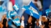 Simpatizantes de la candidata presidencia Patricia Bullrich agitan banderas argentinas en el cierre de su campaña en Buenos Aires el 19 de octubre de 2023.