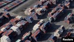 Hàng bị kẹt tại Cảng Long Beach- Los Angeles, California, vì COVID-19, ngày 7/4/2021.