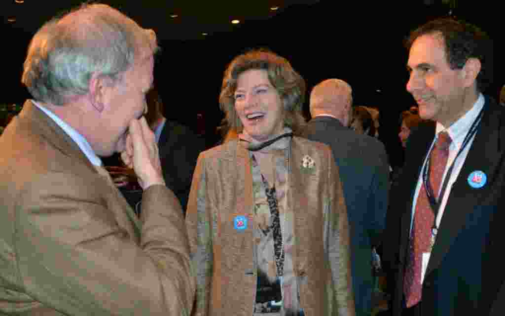 Former White House press secretary Mike McCurry shares a light moment with Ambassador Kathleen Stephens, Acting Under Secretary of State for Public Diplomacy and Public Affairs.