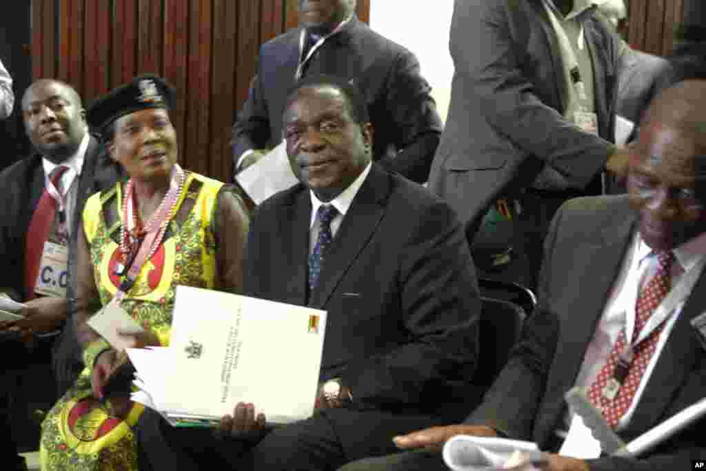 Emmerson Mnangagwa, centre, est perçu au siège de la Zanu PF à Harare, mercredi 10 décembre 2014.