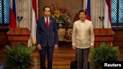 菲律宾总统费迪南德·小马科斯（Ferdinand Marcos Jr.，右）2024年1月10日在马尼拉接待了印度尼西亚总统佐科·维多多（Joko Widodo）的到访。（媒体联访照片）