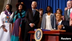 Obama firmó la ley junto a un grupo de mujeres de distintas razas y del vicepresidente Joe Biden, quien originalmente introdujo la propuesta.