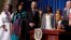 Obama firmó la ley junto a un grupo de mujeres de distintas razas y del vicepresidente Joe Biden, quien originalmente introdujo la propuesta.