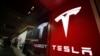 Sebuah tanda berlogo perusahaan ditampilkan di luar toko Tesla di Cherry Creek Mall di Denver, 9 Februari 2019. (Foto: AP/David Zalubowski)