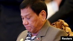 Presiden Filipina Rodrigo Duterte menghadiri acara makan malam penyambutan pada KTT ASEAN di Vientiane, Laos (6/9). (Reuters/Soe Zeya Tun)